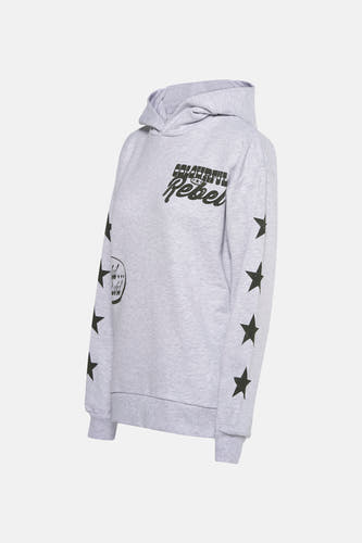 Pull-over gris avec capuche de COLOURFUL REBEL, avec des étoiles sur le manche et une impression textuelle à l'avant.