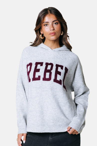 Grijze trui met kap van COLOURFUL REBEL, met de tekst "REBEL" in bordeauxrood op de voorkant.