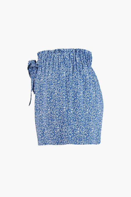 Short bleu avec imprimé de fleurs blanches de HAILYS, taille élastique avec détail noué, vue de face
