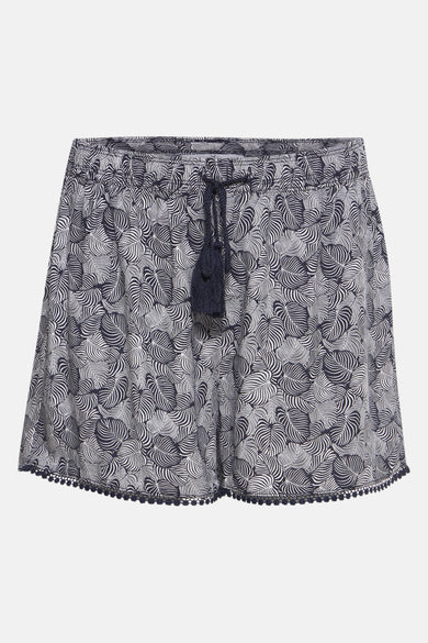 Short bleu de HAILYS avec un motif feuille et une ceinture décorative à glands.