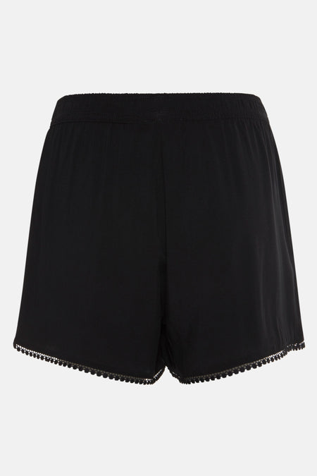 Zwarte short van HAILYS met kanten details aan de onderkant.