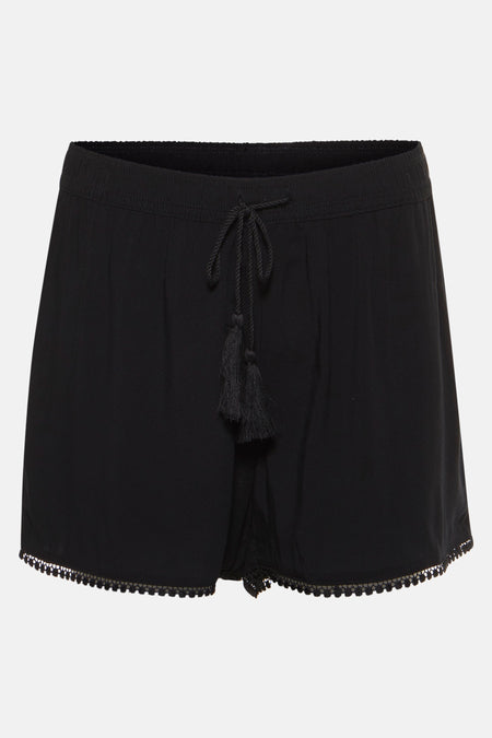 Zwarte short van HAILYS met een trekkoord en kwasten aan de voorkant, en een decoratieve zoom.