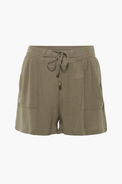 Olijfgroene korte broek van HAILYS met elastische tailleband en trekkoord, voorzien van zakken en geribbelde textuur, front view
