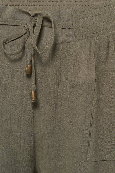 Groene korte broek van HAILYS met trekkoord en metalen stoppers, textuurrijke stof, voorzijde detail