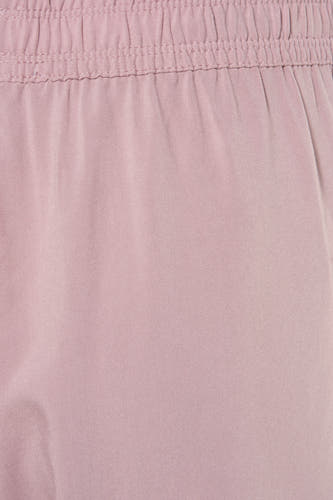 Short rose HAILYS, avec une ceinture élastique et une subtile texture.