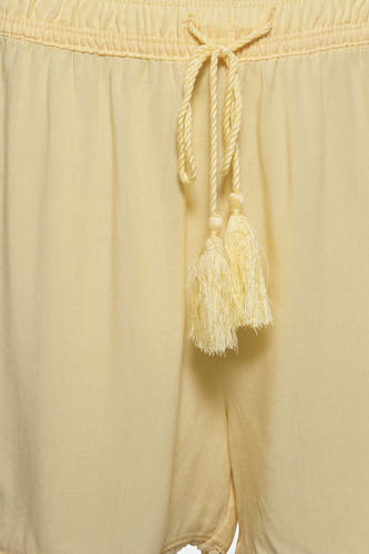 Gele short van HAILYS, met trekkoord in de taille en decoratieve kwastjes.