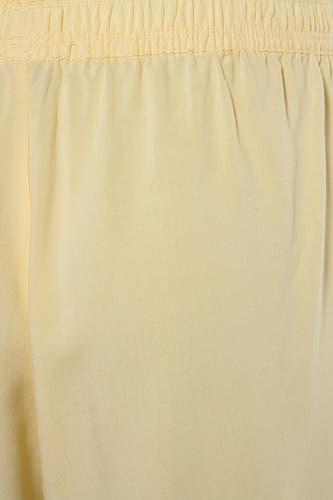 Gele short van HAILYS, met elastische tailleband en een subtiele textuur.
