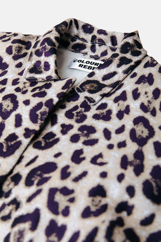 Multicolor jas van COLOURFUL REBEL, met een opvallende luipaardprint en kraagdetail.