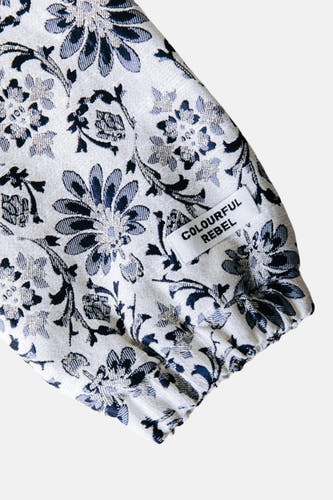Multikleurige korte jas van COLOURFUL REBEL, met blauw en wit bloempatroon en zichtbaar merklabel.