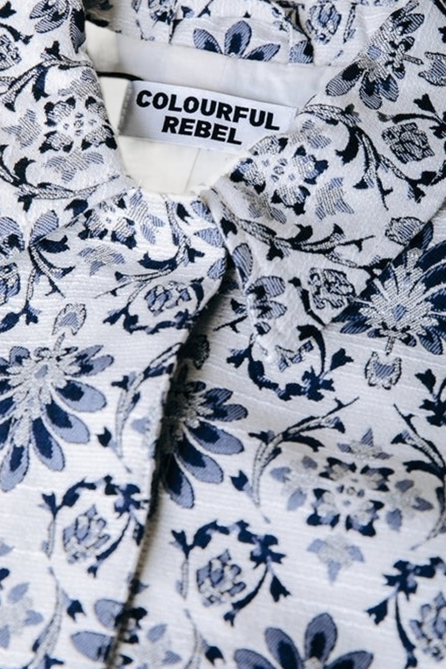 Multikleurige korte jas van COLOURFUL REBEL, met een bloemenpatroon en een geweven textuur.