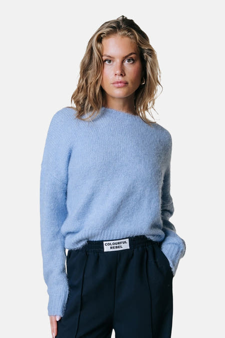 Pull en maille bleu de COLOURFUL REBEL, avec une étiquette de marque.