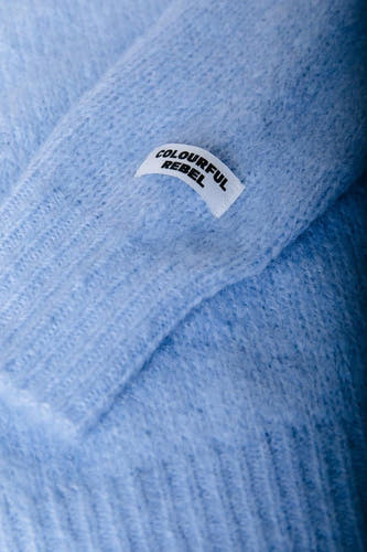 Blauw gebreide sweater van COLOURFUL REBEL, met een merklabel.
