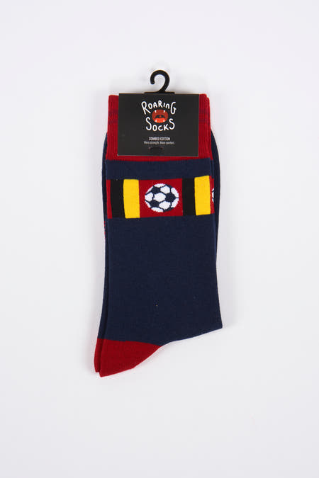 Blauwe sokken van ROARING SOCKS met een voetbal en rode accenten.