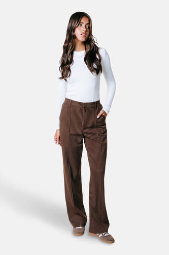 Pantalon de costume marron de COLOURFUL REBEL, avec des rayures de craie et des poches arrière, associé à une chemise blanche à manches longues.