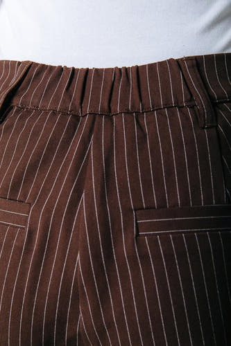 Pantalon de costume marron CO COLOURFUL REBEL avec des rayures de craie et une ceinture élastique, vue rapprochée du dos.