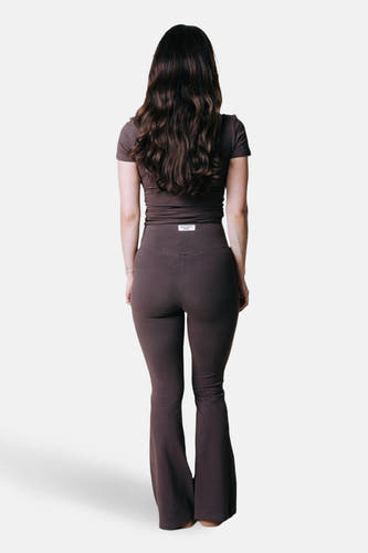 Bruine joggingbroek van COLOURFUL REBEL, met uitlopende pijpen en een hoge taille, gezien van achteren.