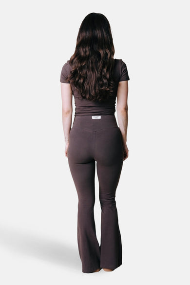 Bruine joggingbroek van COLOURFUL REBEL, met uitlopende pijpen en een hoge taille, gezien van achteren.