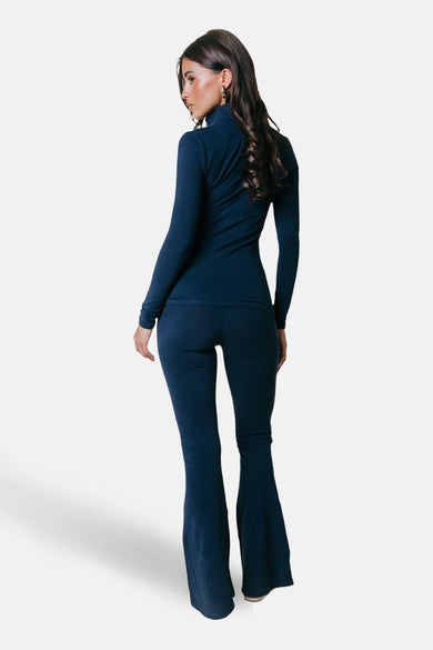Blauwe joggingbroek van COLOURFUL REBEL, uitlopend model met lange pijpen, gezien van achteren.
