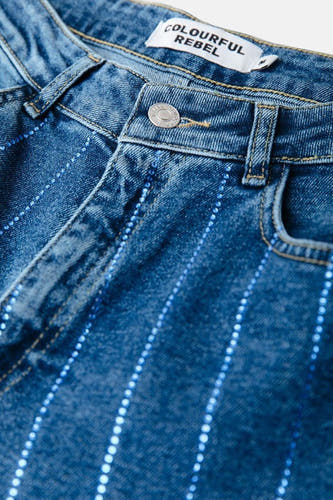 Donkerblauwe wijde jeans van COLOURFUL REBEL met verticale strepen van glanzende details.
