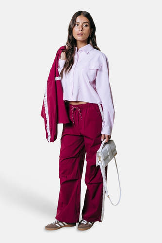 Pantalon de jogging bordeaux de COLOURFUL REBEL, avec cordon de serrage et bandes décoratives blanches sur les côtés.