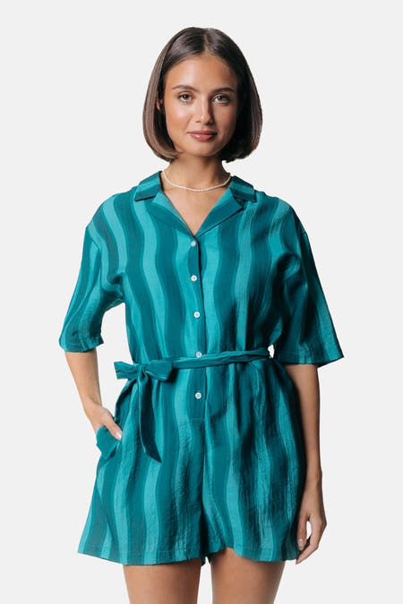 Groene playsuit van COLOURFUL REBEL, met verticale strepen en een ceintuur in dezelfde kleur.