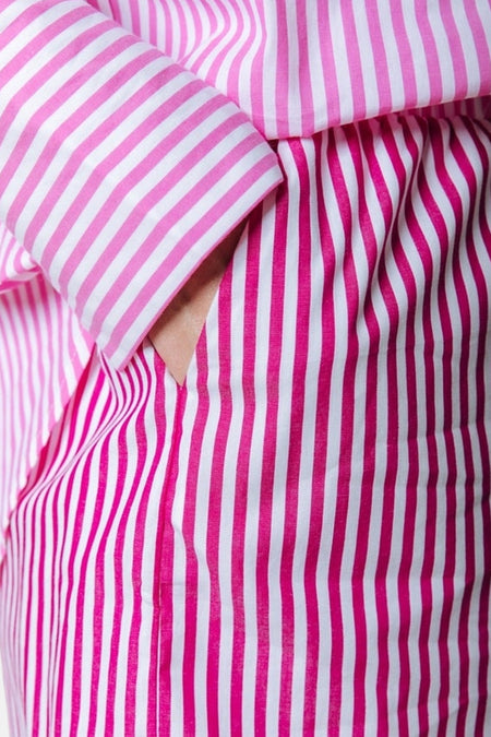 Roze short van COLOURFUL REBEL met witte verticale strepen en een hand in de zak.