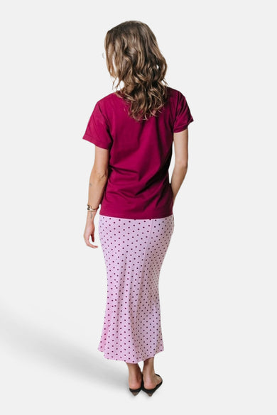 Roze lange rok met donkere stippen van COLOURFUL REBEL, achterkant weergegeven, gestreept model, vrouw draagt paarse t-shirt en zwarte slippers