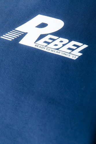 Blauwe sweater van COLOURFUL REBEL, met witte opdruk en tekst, op blauwe achtergrond.