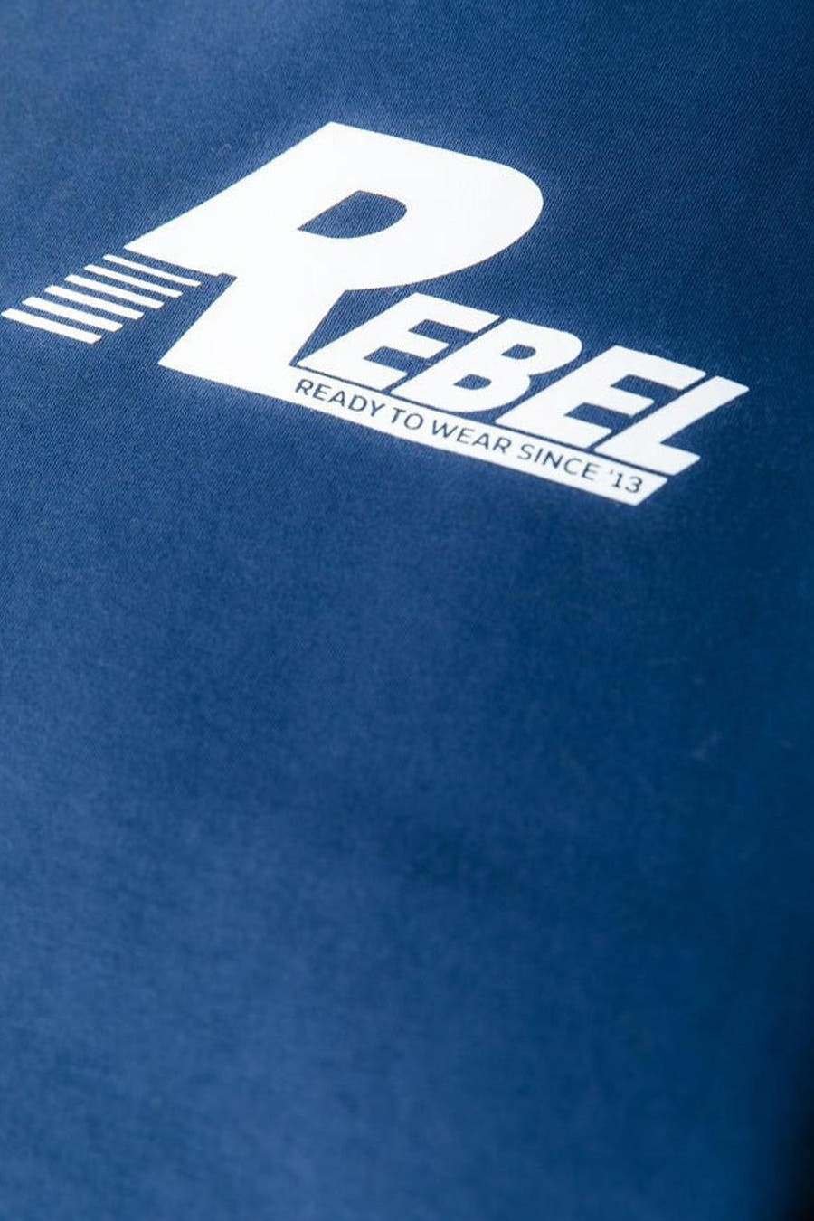 Gilet bleu de COLOURFUL REBEL, avec une impression blanche et du texte sur un fond bleu.