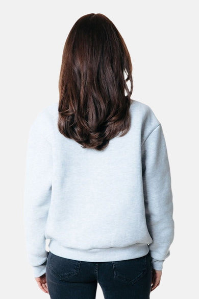 Grijze sweater van COLOURFUL REBEL, rugaanzicht, met donkerbruin haar en een jeans.
