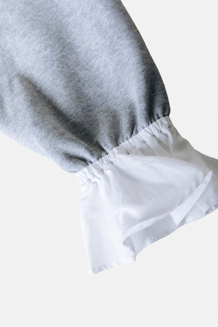 Pull gris de COLOURFUL REBEL avec un effet chemise blanche au niveau de la manche.