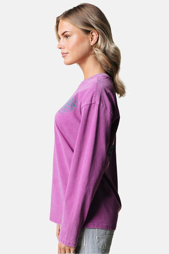 Roze T-shirt met lange mouwen van COLOURFUL REBEL, met print, gedragen met een gestreepte broek, in zijaanzicht.