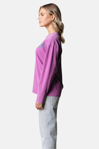 Roze T-shirt met lange mouwen van COLOURFUL REBEL, met een vintage gewassen look, gedragen met een gestreepte broek.