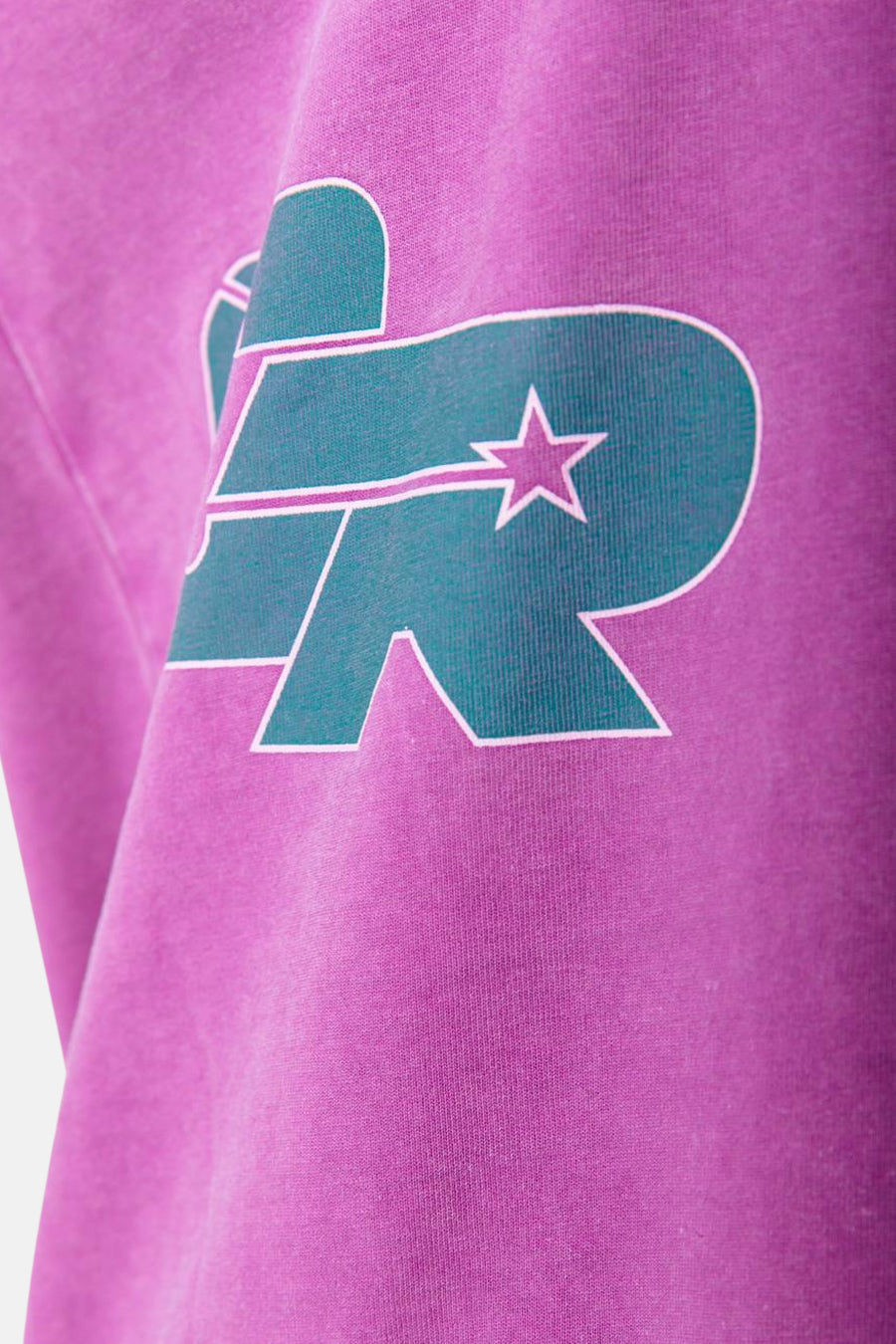 Roze T-shirt met lange mouwen van COLOURFUL REBEL, met grote, blauwgroene logo-opdruk op de mouw.