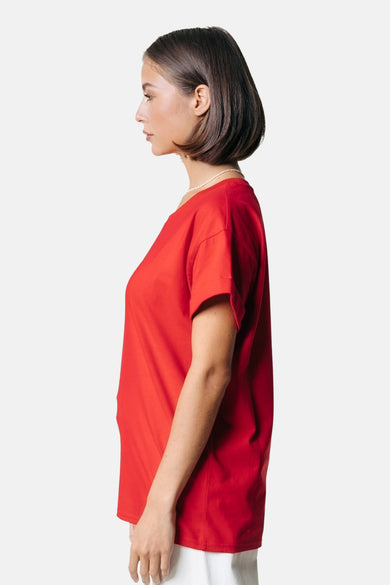 Rood T-shirt met korte mouwen van COLOURFUL REBEL, zijaanzicht met een vrouw die een parelketting draagt.
