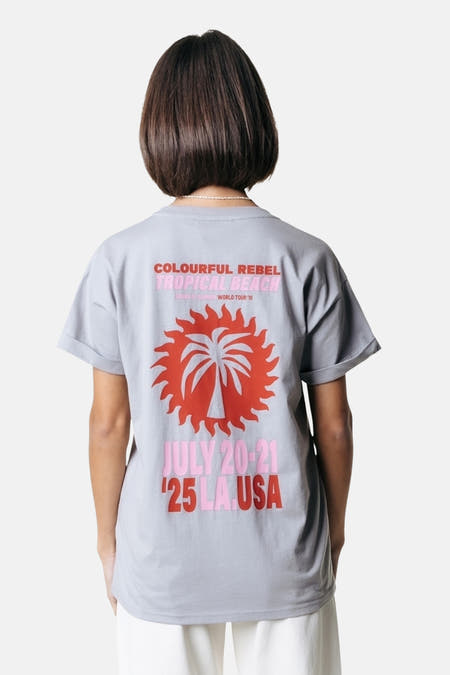 Grijs T-shirt met korte mouwen van COLOURFUL REBEL, met opdruk van een tropisch strand op de rug.
