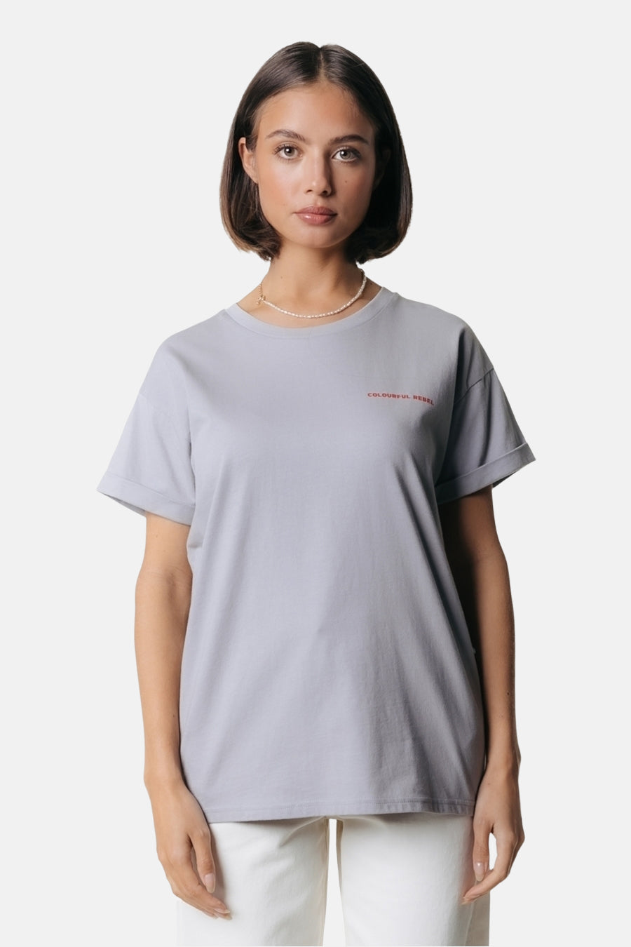 Grijs T-shirt met korte mouwen van COLOURFUL REBEL, met opgerolde mouwen en een parelketting.

