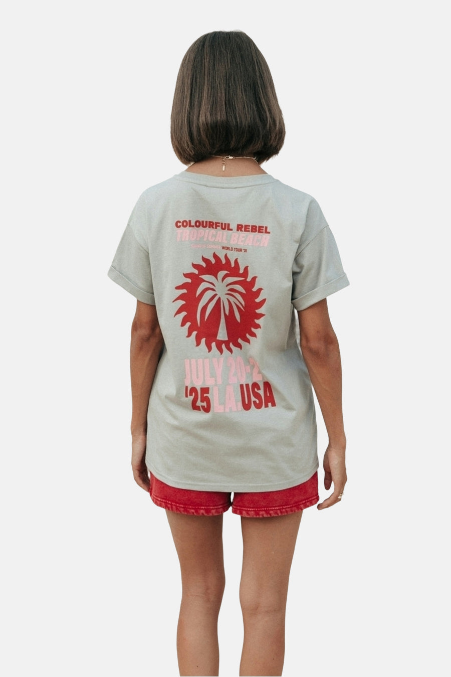 Grijs T-shirt met korte mouwen van COLOURFUL REBEL, met een tropische print op de achterkant, gedragen met rode korte broek.