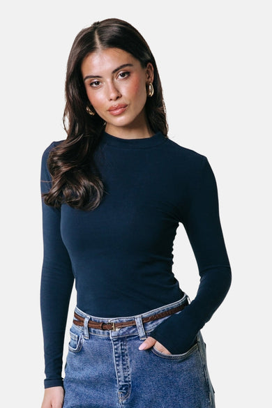 T-shirt bleu de COLOURFUL REBEL avec étiquette de marque dans le cou et boucle d'oreille dorée.