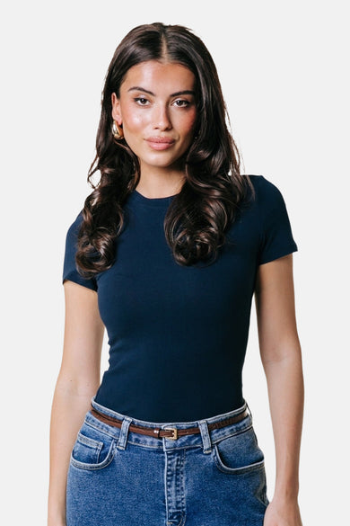 Blauw T-shirt met korte mouwen van COLOURFUL REBEL, gedragen met een jeans en een bruine riem.