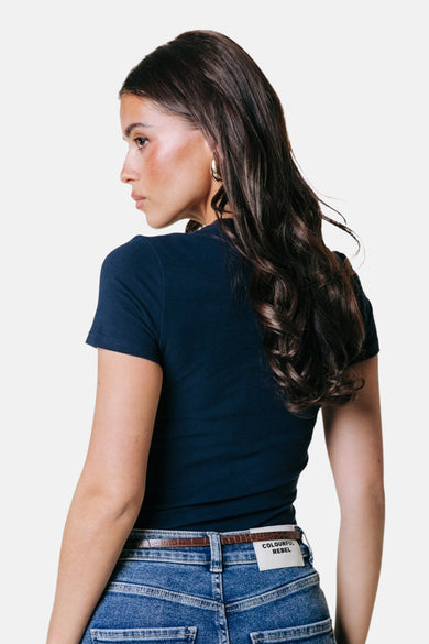 Blauw T-shirt met korte mouwen van COLOURFUL REBEL, met een ronde hals, gecombineerd met een jeans.
