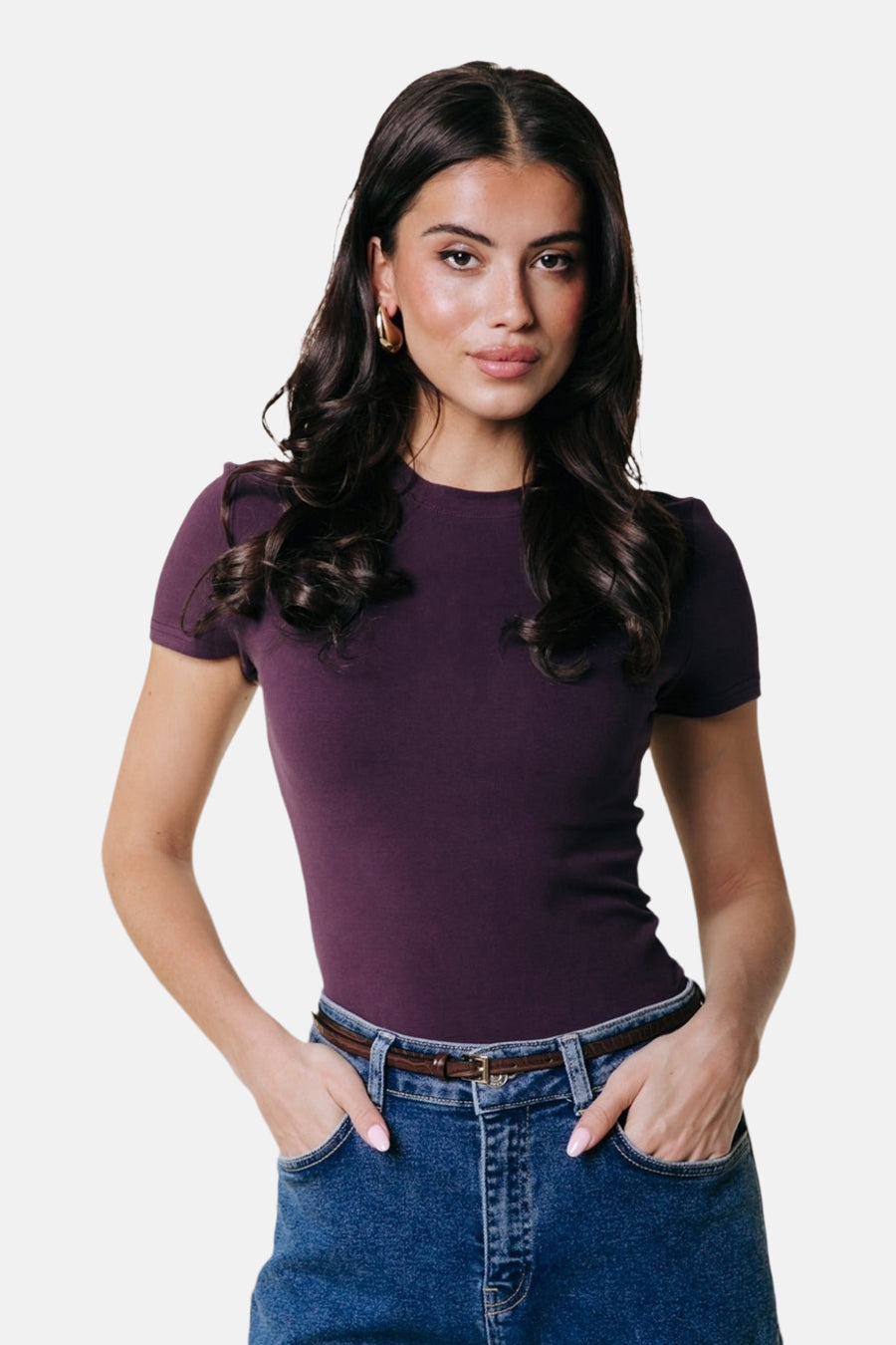 Paars T-shirt met korte mouwen van COLOURFUL REBEL, gecombineerd met een jeans en bruine riem.