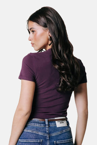 Paars T-shirt met korte mouwen van COLOURFUL REBEL, gezien van achteren, gecombineerd met blauwe jeans en een bruine riem.