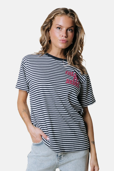 T-shirt bleu à manches courtes de COLOURFUL REBEL, avec un motif rayé et un imprimé texte rouge accrocheur.