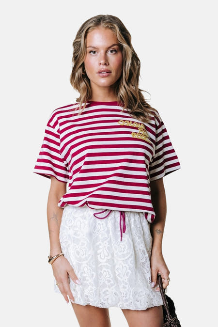 Rood-wit gestreept korte mouwen T-shirt van COLOURFUL REBEL met goudkleurig logo, gedragen met witte kanten rok, front view
