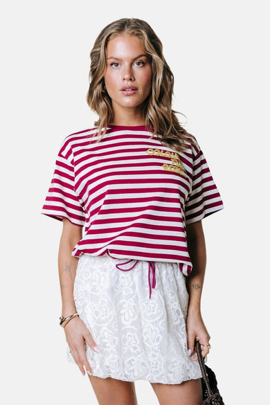 Rood-wit gestreept korte mouwen T-shirt van COLOURFUL REBEL met goudkleurig logo, gedragen met witte kanten rok, front view