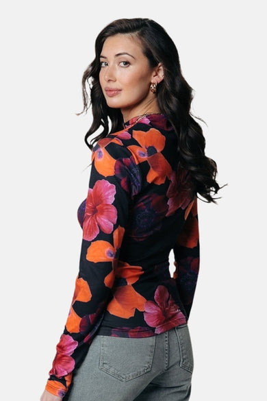 Multikleurig T-shirt met lange mouwen van COLOURFUL REBEL, met een bloemenpatroon en gedragen met een spijkerbroek.