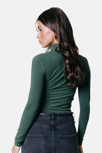 Groene T-shirt met lange mouwen van COLOURFUL REBEL, met een col en gecombineerd met een zwarte jeans.