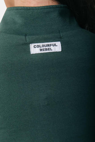 Groene T-shirt met lange mouwen van COLOURFUL REBEL, met een label in de nek.
