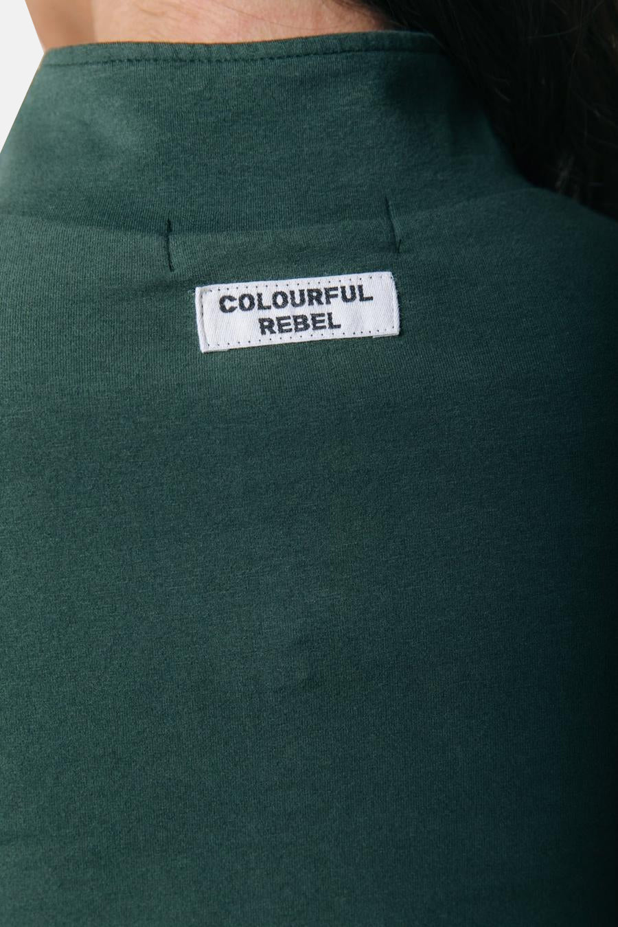 Groene T-shirt met lange mouwen van COLOURFUL REBEL, met een label in de nek.
